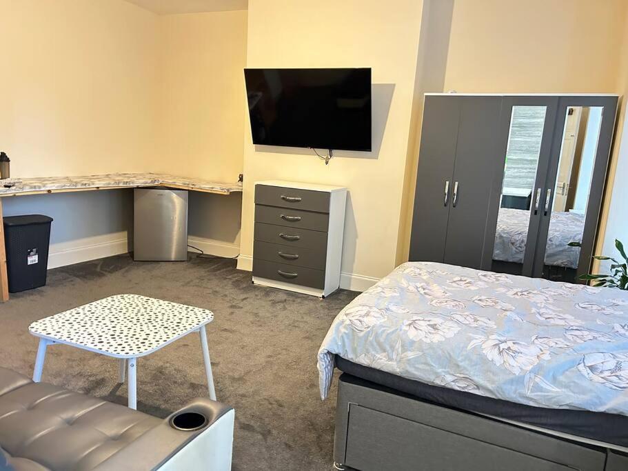 Ensuite Room With Private Bathroom At Walsall Exteriér fotografie