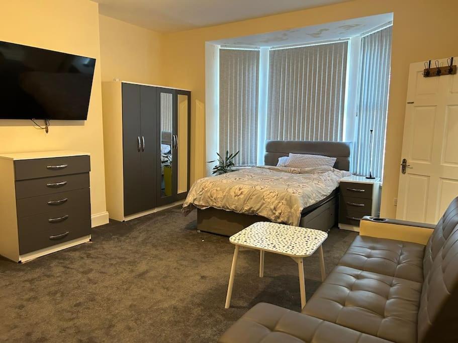 Ensuite Room With Private Bathroom At Walsall Exteriér fotografie